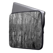 Bäume in einem schwarz-weißen Wald. Schönheit in Laptopschutzhülle (Vorderseite Links)