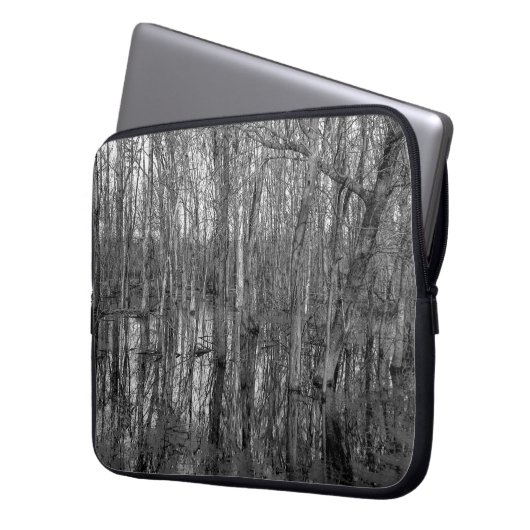 Bäume in einem schwarz-weißen Wald. Schönheit in Laptopschutzhülle (Vorderseite Links)