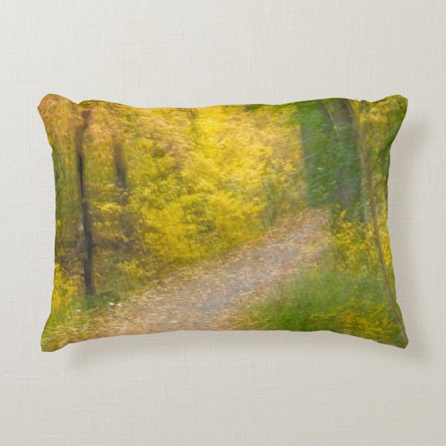 Bäume in Herbstfarben und ebenerdiger Allee Dekokissen (Vorderseite)