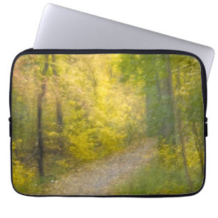 Bäume in Herbstfarben und ebenerdiger Allee Laptopschutzhülle