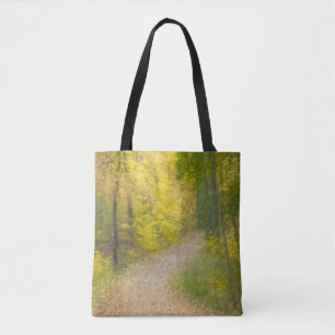 Bäume in Herbstfarben und ein von Blättern bedeckt Tasche
