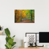 Bäume mit Herbstblättern in einem Wald Poster (Heimbüro)