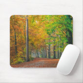Bäume mit Herbstlaub in einem Wald Mousepad (Mit Mouse)