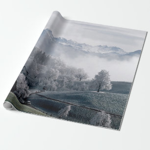 BÄUME NEBEN EINEM SCHNEEBEDECKTEN BERG WÄHREND DES GESCHENKPAPIER