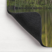 Bäume reflektiert im Wasser Mousepad (Ecke)
