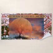 Bäume sind Gedichte, die die Erde auf den Himmelsp Strandtuch (Vorderseite)