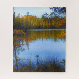 Bäume über einem See im Fallpuzzlespiel Puzzle