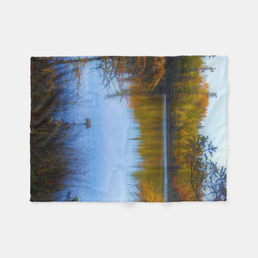 Bäume über einem See in der Falldecke Fleecedecke (Vorderseite (Horizontal))