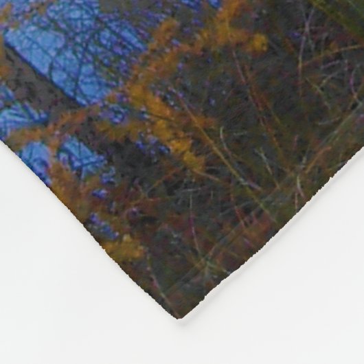 Bäume über einem See in der Falldecke Fleecedecke (Ecke)