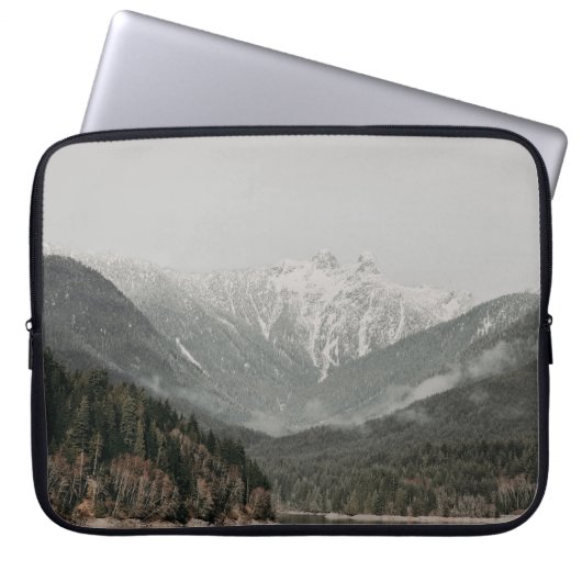 BÄUME UND BERGE LAPTOPSCHUTZHÜLLE (Vorderseite)