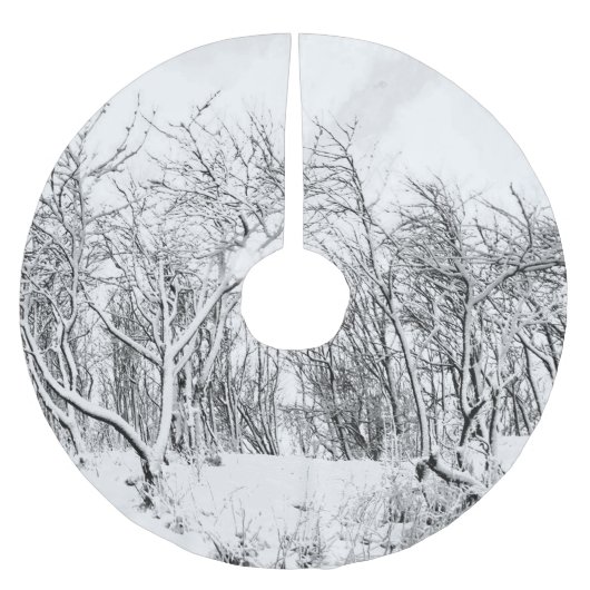 Bäume und Schnee Winterlandschaft, Schwarz und Wei Polyester Weihnachtsbaumdecke (Vorderseite)