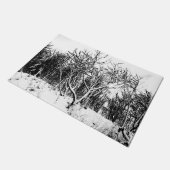 Bäume und Schneeszene, schwarz und weiß Fußmatte (Schrägansicht)