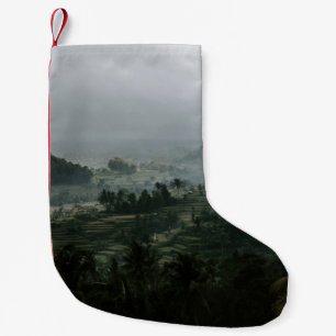 BÄUME UNTER SCHÖNEM HIMMEL AM TAG KLEINER WEIHNACHTSSTRUMPF