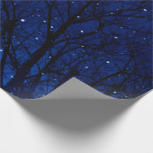 Bäume vor Sternenhimmel-Hintergrund. Bäume in der Geschenkpapier (Ecke)