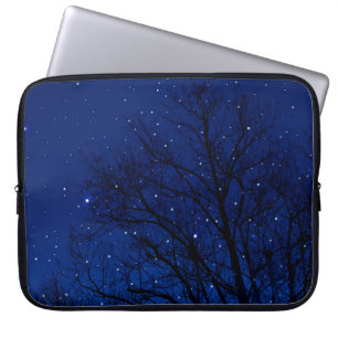Bäume vor Sternenhimmel-Hintergrund. Bäume in der Laptopschutzhülle