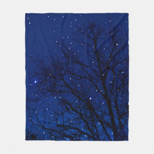 Bäume vor sternklarem Himmel. Bäume in der Nacht Fleecedecke