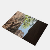 Bäume wachsen zwischen Felsen im Zion Nationalpark Fußmatte (Schrägansicht)