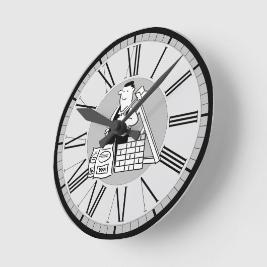 Baumeister mit seinem Gebäude Runde Wanduhr (Winkel)