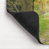 Baumgesäumter Pfad im Herbst Mousepad (Ecke)