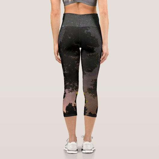 Baumlandschaft mit Milchstraße Capri Leggings (Rückseite)