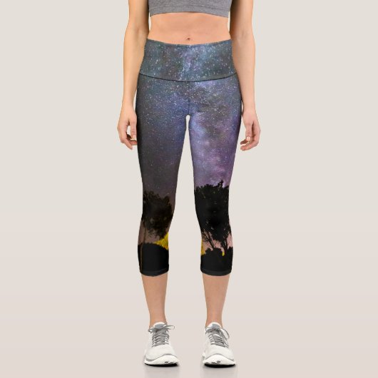 Baumlandschaft mit Milchstraße Capri Leggings (Vorderseite)