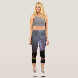 Baumlandschaft mit Milchstraße Capri Leggings