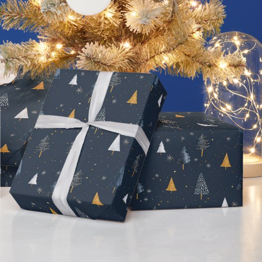 Baummuster und Sterne auf dunkelblauem Hintergrund Geschenkpapier (Feiertage)