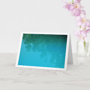 Baumreflektion im Hintergrund des Pools Karte