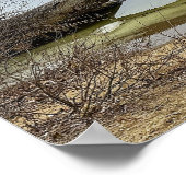 Baumreflexion im Fluss Poster (Ecke)