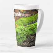 Baumrinde im Herbstmoos - große Personalisierte Milchtasse (Rechte Ecke)