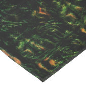 Baumrinde unter grünem Hammerglas Tischdecke (Schrägansicht)