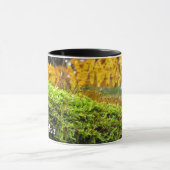 Baumstamm in Lush Moss - Personalisiert Tasse (Zentrum)