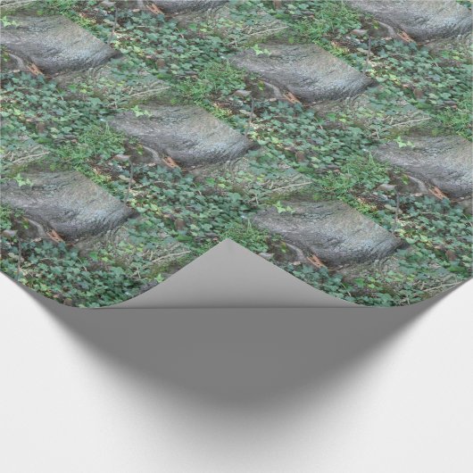 Baumstamm und Efeu im Wald Geschenkpapier (Ecke)