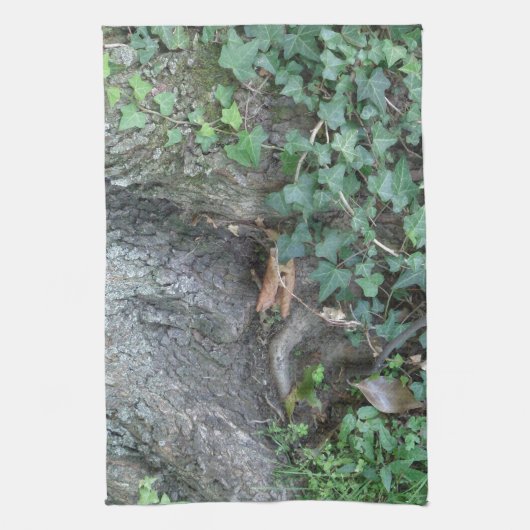 Baumstamm und Efeu im Wald Geschirrtuch (Vertikal)