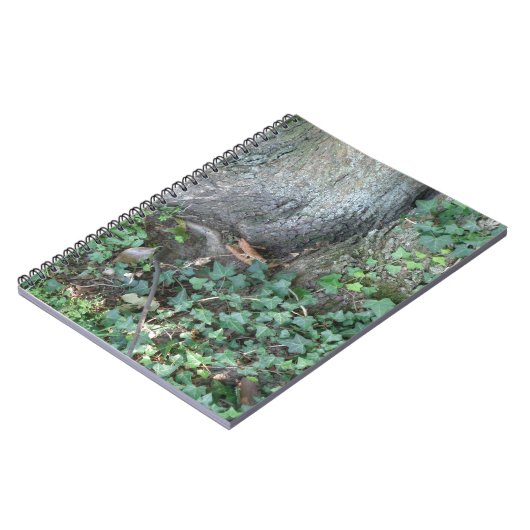 Baumstamm und Efeu im Wald Notizblock (Linke Seite)