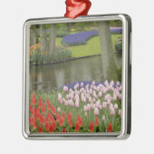 Baumuster von Tulpen und Blume von Traubentrester, Silbernes Ornament (Links)
