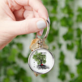 Baumwurzeln schlagen tief in den Schlüsselanhänger (Hand)