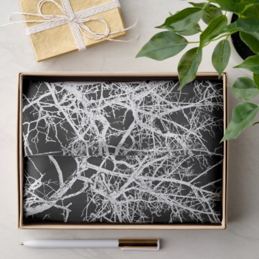 Baumzweige auf schwarzem Hintergrund Seidenpapier (Geschenk)