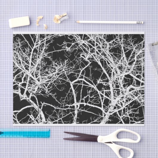 Baumzweige auf schwarzem Hintergrund Seidenpapier (Handwerk)