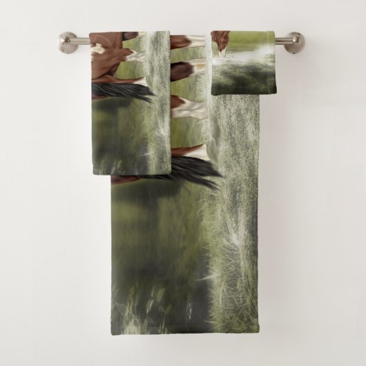 Bay and White Tobiano Paint Horse Print Badhandtuch Set (Insitu)