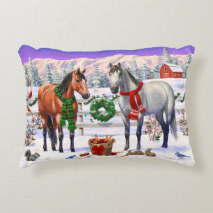 Bay & Dapple Gray Pferde in Schnee Weihnachtsfarm Dekokissen