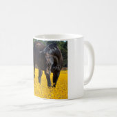 Bay Horse in einem Feld gelber Blumen Kaffeetasse (VorderseiteRechts)