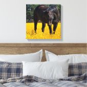 Bay Horse in einem Feld gelber Blumen Leinwanddruck (Insitu (Schlafzimmer))
