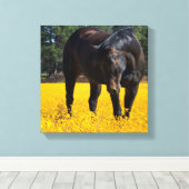 Bay Horse in einem Feld gelber Blumen Leinwanddruck (Insitu (Holzboden))