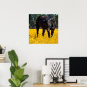 Bay Horse in einem Feld gelber Blumen Poster (Heimbüro)