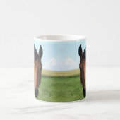 Bay Horse in Pasture Zwei-Tone-Tasse Kaffeetasse (Mittel)