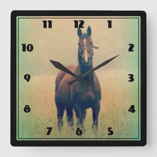 Bay Horse Stehend in einem Feld Quadratische Wanduhr (Vorderseite)