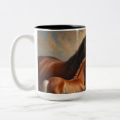 Bay Mare mit Foal-Wildblumen Zweifarbige Tasse (Links)