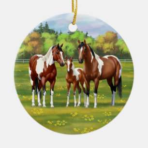 Bay Pinto Paint Quarter Pferde im Sommer Weide Keramik Ornament