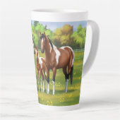 Bay Pinto Paint Quarter Pferde im Sommer Weide Milchtasse (Rechte Ecke)